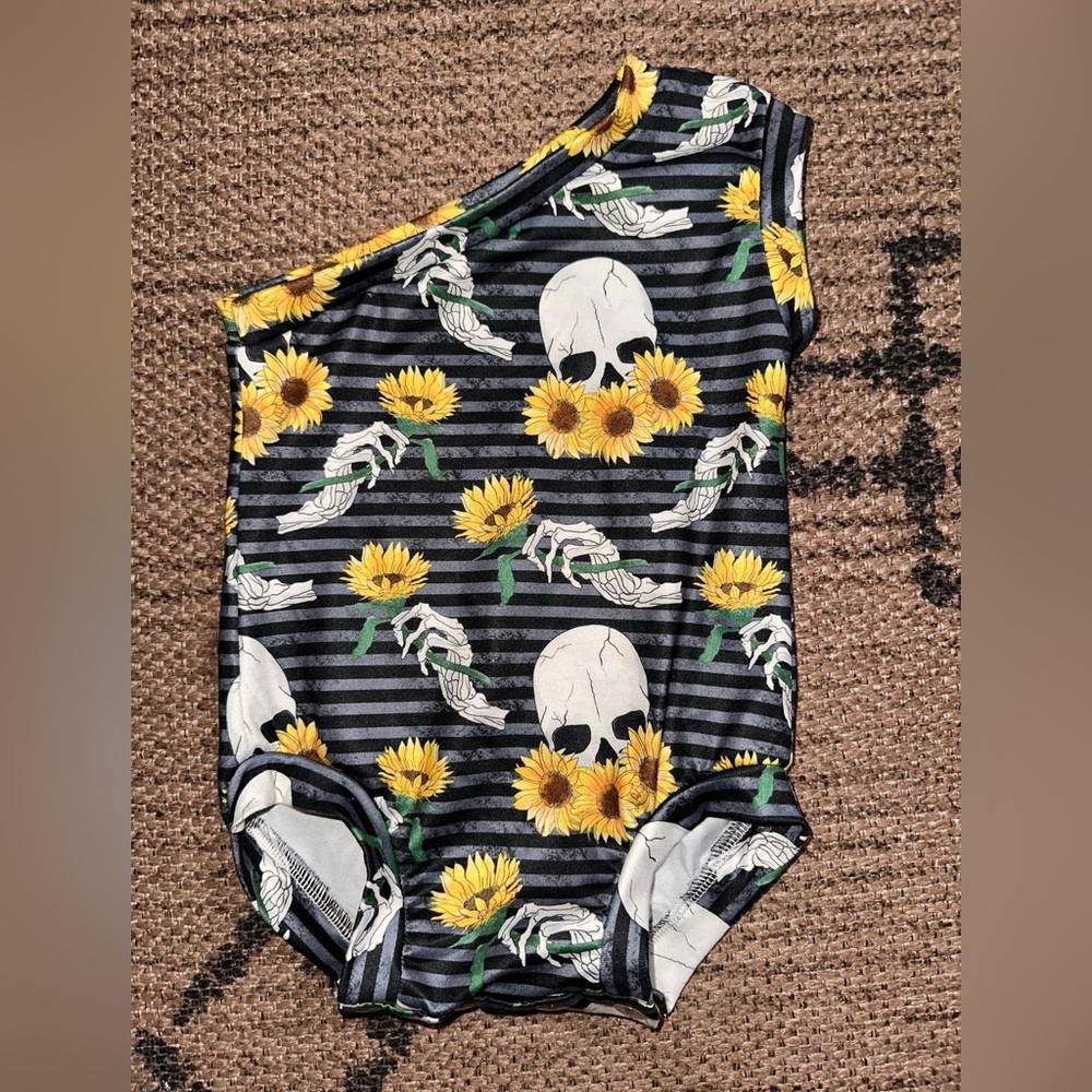 Stitched Reject 9/12m 💀 one shoulder Leo 🌻